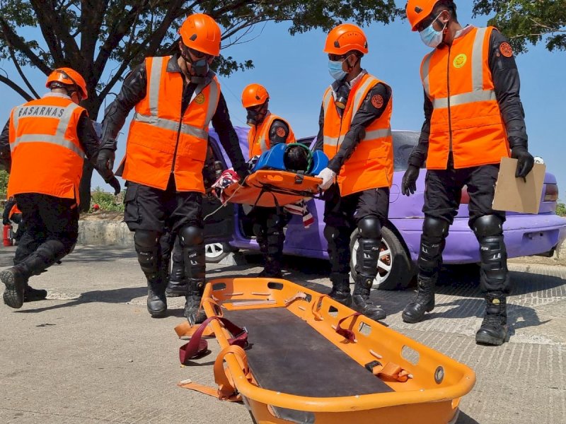 Simulasi latihan kecelakaan lalulintas yang disimulasikan langsung Tim Rescue Basarnas Makassar di jalanan. @Jejakfakta/dok. Basarnas