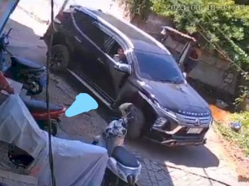 Mobil hitam jenis Fajero Sport menginjak anak itu sebanyak dua kali yang terekam CCTV. Peristiwa tersebut terjadi di Jalan Adyaksa, lorong 7, Kecamatan Panakkukang, Kota Makassar, Jumat (18/8/2023). @Jejakfakta/dok. rekaman CCTV
