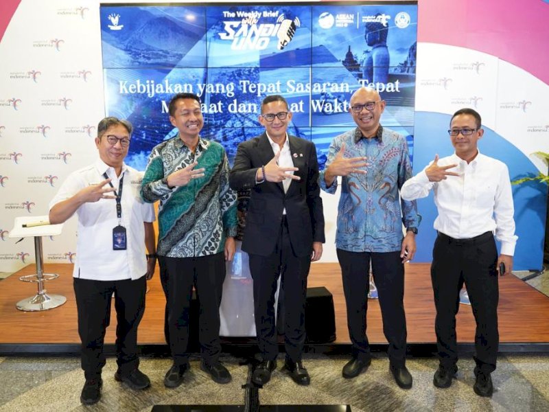 Menteri Pariwisata dan Ekonomi Kreatif Sandiaga Salahuddin Uno bersama dengan Direktur Pemasaran Pariwisata Regional I (Asia Pasifik) Kemenparekraf Wisnu Sindhutrisno, Stafsus Kadin Indonesia William Sabandar ,Direktur Utama PT. MRT Tuhiyat  serta Panca R Sarunggu CCO Tepanas usai "The Weekly Brief With Sandi Uno" di Gedung Sapta Pesona, Jakarta Pusat, Senin (4/9/2023). dok. Menparekraf