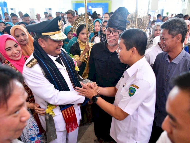 Penjabat (Pj) Gubernur Sulawesi Selatan (Sulsel), Bahtiar Baharuddin disambut sejumlah pejabat pemerintah saat tiba di Makassar, Rabu (06/09/2023). @Jejakfakta/dok. Humas Pemprov Sulsel