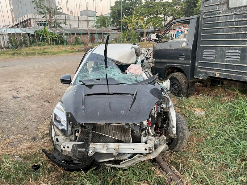 Dua orang tewas di tempat usai mengalami kecelakaan tunggal dan menabrak sebuah pohon di Jalan Boulevard, Kota Makassar, Rabu (6/9/2023). @Jejakfakta/dok. Humas Polrestabes Makassar