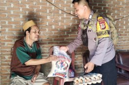 Mulia, Personil Bhabinkamtibmas Sisipkan Gaji Untuk Bantu Kaum Dhuafa