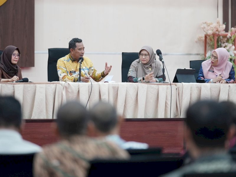 Pj Gubernur Sulsel Bahtiar Baharuddin bersama Komisioner Perlindungan Anak Indonesia (KPAI) Diyah Puspitarini, Anggota DPRD Provinsi Sulsel Risfayanti Muin, dan Kepala Dinas DP3AP2KB Andi Mirna saat menggelar rapat koordinasi di kantor Gubernur Sulsel, Kamis (7/9/2023). @Jejakfakta/dok. Humas Pemprov Sulsel