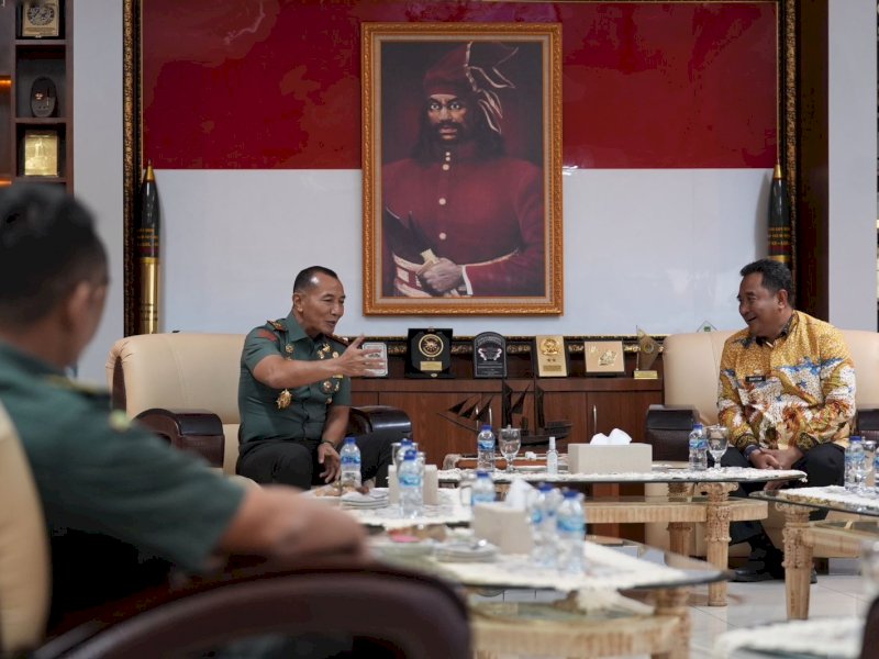 Penjabat (Pj) Gubernur Bahtiar Baharuddin silaturahmi dengan menemui Pangdam XIV Hasanuddin Mayjen. TNI. Totok Imam Santoso di Kodam XIV Hasanuddin jalan Urip Sumoharjo Makassar, Kamis (7/9/2023). @Jejakfakta/dok. Humas Sulsel
