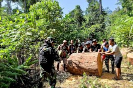 Satuan Tempur Bareng Warga Skouw Papua Benahi Pipa Air Bersih