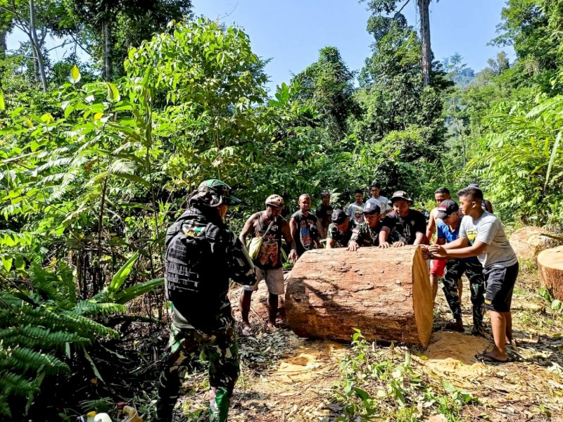 Satuan Tugas Pengamanan Perbatasan RI-PNG (Satgas Pamtas RI-PNG) Statis Yonif 122/Tombak Sakti bersama warga bergotong-royong perbaiki pipa air yang putus akibat tertimpa pohon tumbang di Kampung Skouw, Kota Jayapura, Provinsi Papua, Jumat (8/9/2023).