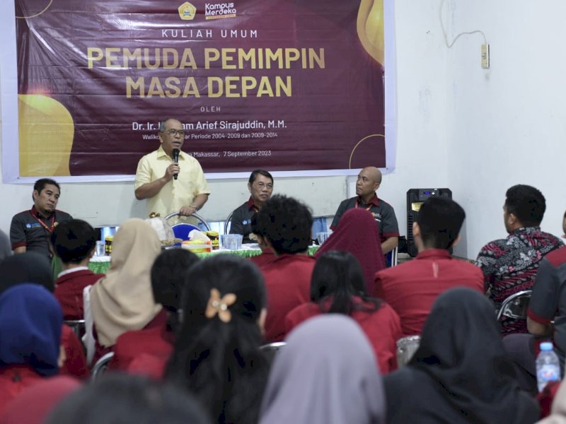 Tokoh politik Sulsel Ilham Arief Sirajuddin (IAS) saat menyampaikan Kuliah Umum di Sekolah Tinggi Ilmu Ekonomi Nusantara Makassar, di Jalan Nusantara, Kamis (7/9/2023). @Jejakfakta/Reza Arifuddin