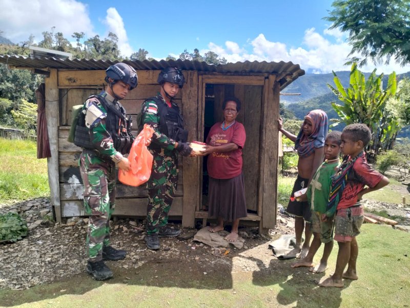 Satgas Yonif RK 115/ML Pos Tirineri yang berbagi dengan memberikan sembako kepada masyarakat Kampung Tirineri, Distrik Yambi, Kabupaten Puncak Jaya, Provinsi Papua Tengah, Jumat (8/9/2023).
