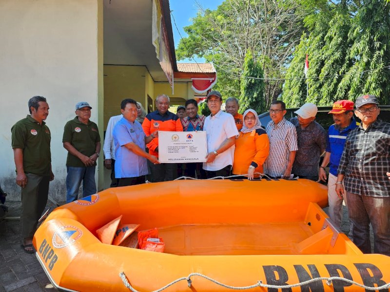 Ketua Komisi VIII DPR RI Ashabul Kahfi membelikan bantuan perahu Polyethilene
saat melaksanakan kunjungan kerja bersama BNPB RI di Antang, Manggala, Kota Makassar, Jum'at (8/9/2023). @Jejakfakta/dok. pribadi