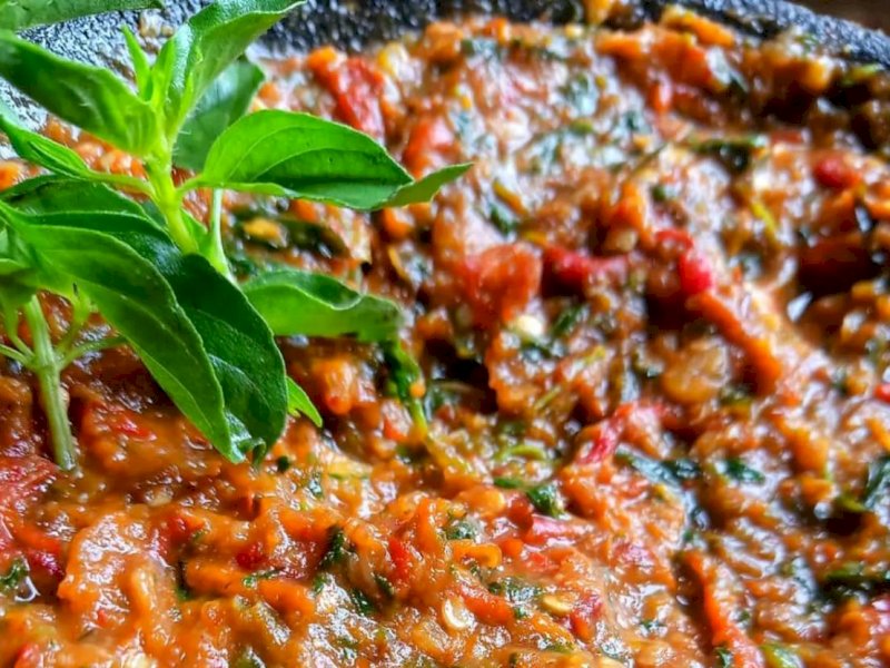 Daun kemangi dan sambal kemangi. (sumber: Lariso 2022).