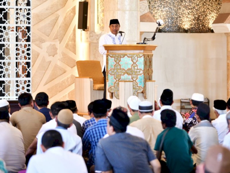 Pj) Gubernur Sulsel, Bahtiar Baharuddin saat melakukan silaturahmi dengan alim ulama, tokoh agama dan masyarakat di Masjid Raya Makassar, Jumat (8/9/2023). @Jejakfakta/dok. Humas Pemprov Sulsel
