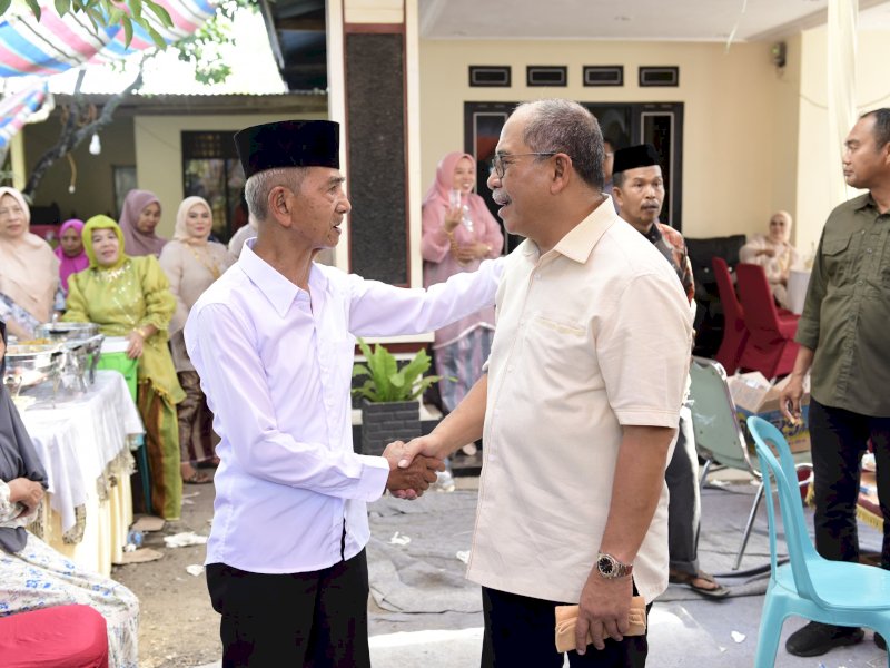 H Sila, saat menyambut kehadiran IAS di pesta pernikahan cucunya, St Hardiyanti dan Fachmi Hasyari, di Dusun Manyampa, Desa Tanah Karaeng, Kec Manuju, Kab Gowa, Sabtu (9/9/2023).&nbsp;@Jejakfakta/Reza Arifuddin