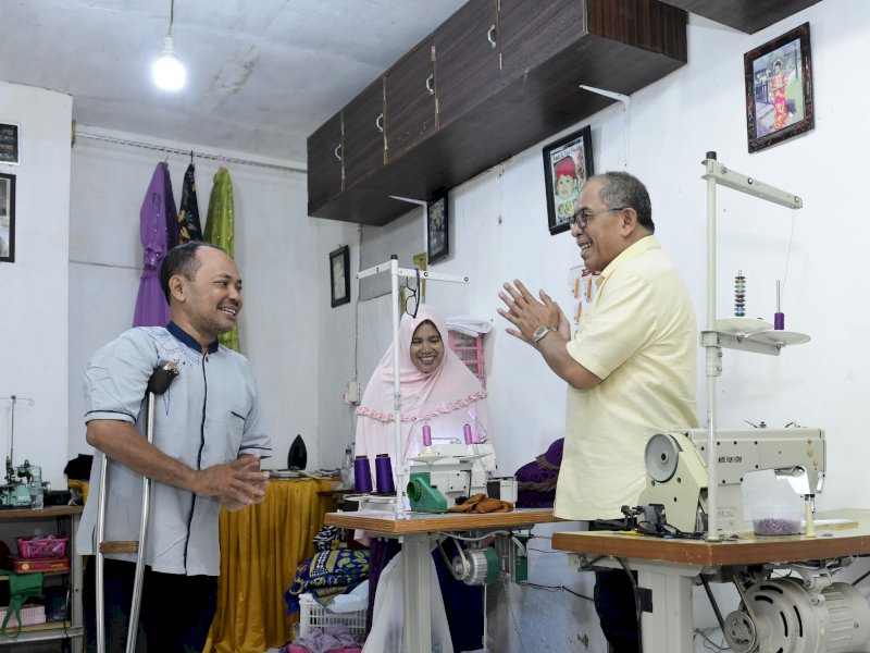 Politisi senior Sulsel Ilham Arief Sirajuddin (IAS) bersua dengan ketua PPDI Jeneponto Hasrul Palinrungi di Jeneponto, Sabtu malam (9/9/2023). @Jejakfakta/Reza Arifuddin.