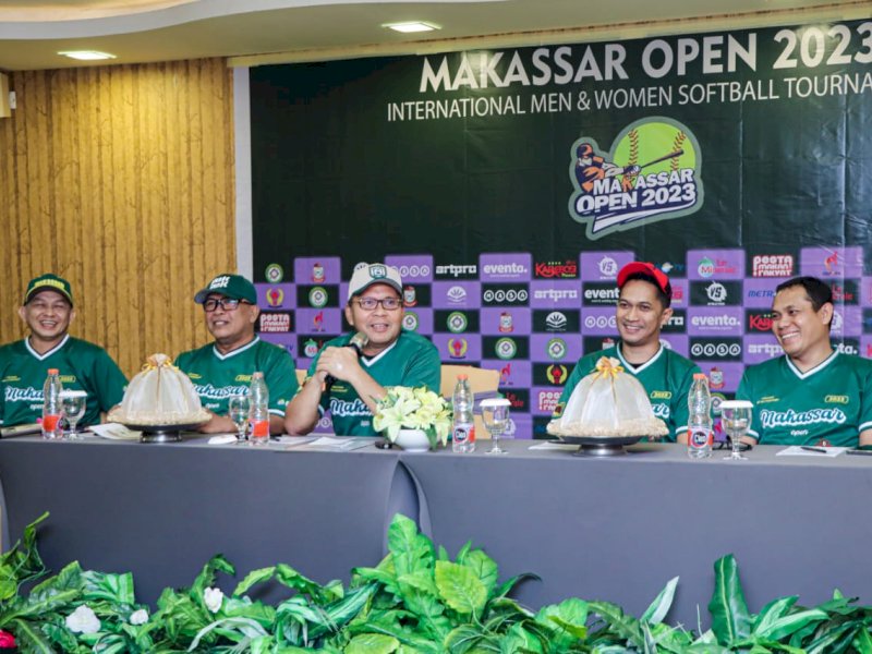 Ketua Umum Pengprov 
Perbasasi Sulsel Moh. Ramdhan Pomanto memberikan keterangan terkait rencana 
Kejuaraan Makassar Open 2023 International Men and Women Softball Tournament di Hotel Karebosi Premier Makassar, Minggu (10/09/2023). @Jejakfakta/dok. Humas Pemkot Makassar