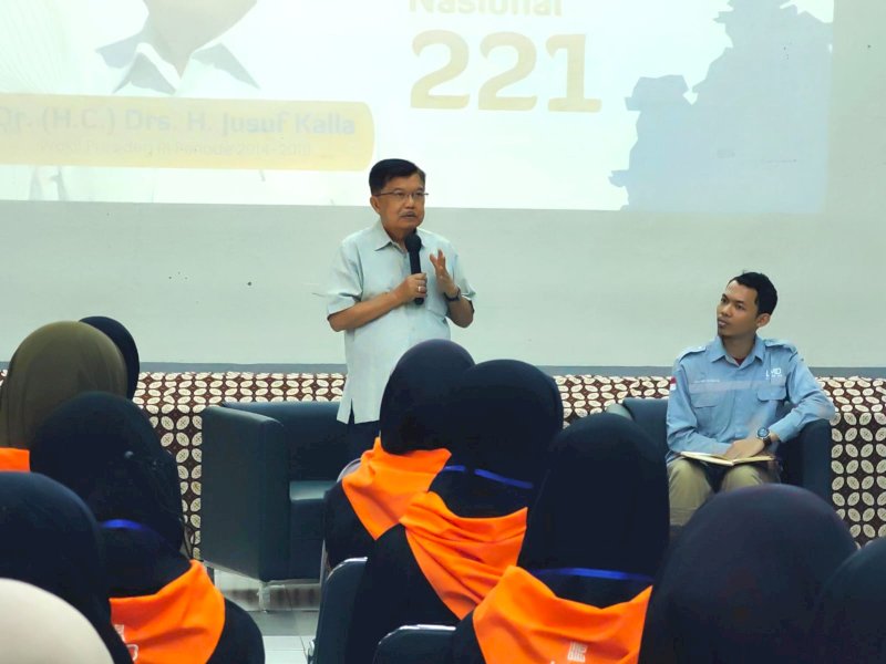 Ketua Umum PMI Pusat Jusuf Kalla (JK) memberikan arahan kepada relawan Gempa Maroko di Masjid Salman Kampus ITB, Minggu (10/9/2023). @Jejakfakta/Rudi Gunawan