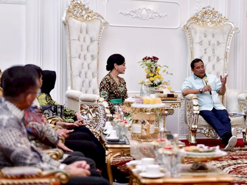 Penjabat (Pj) Gubernur Sulsel, Bahtiar Baharuddin, menerima audiensi Pimpinan Otoritas Jasa Keuangan (OJK) RI di Rumah Jabatan Gubernur, Minggu malam (10/9/2023). @Jejakfakta/dok. Humas Pemprov Sulsel