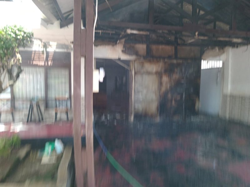 Rujab milik Dirlantas Polda Sulsel yang berada di asrama Brimob Pabaeng-baeng terbakar, Senin (11/9/2023). @Jejakfakta/dok. Istimewa