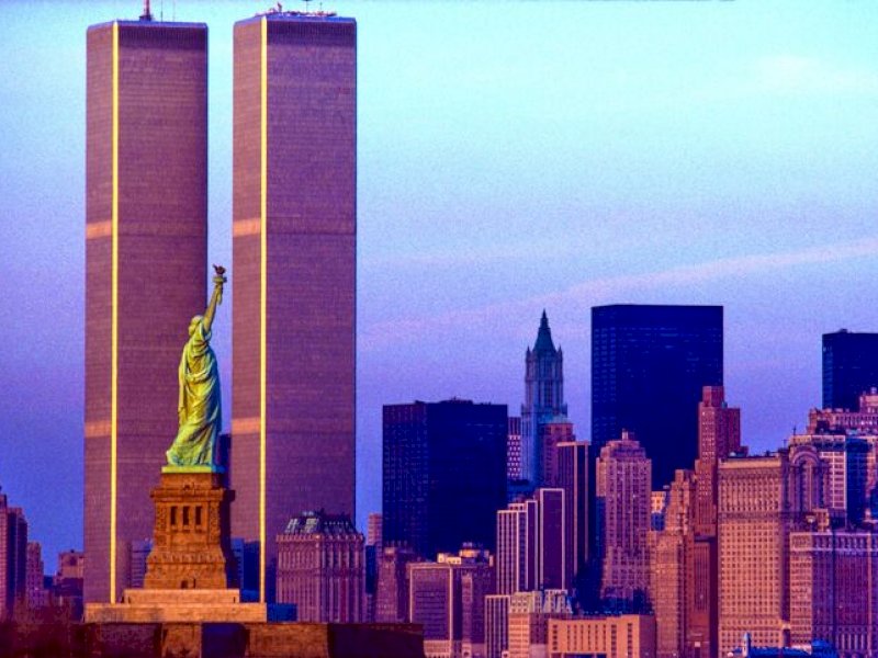 Pemandangan Patung Liberty, dibingkai oleh menara kembar (Twin Towers) World Trade Center, pada tahun 1977. (Fotografer: Brownie Harris/Corbis Historical via Getty Images)