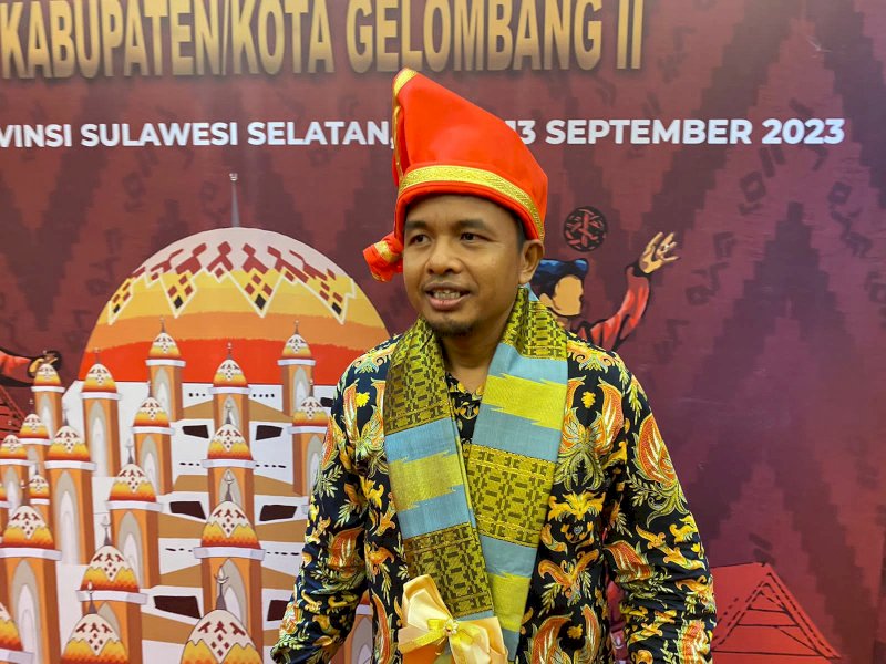 Ketua Divisi Teknis KPU RI, Idham Holik memberikan keterangan usai Rakor terkait PKPU Kampanye dan Dana Kampanye di Hotel Claro Makassar, Senin (11/9/2023) malam. @Jejakfakta/Atri