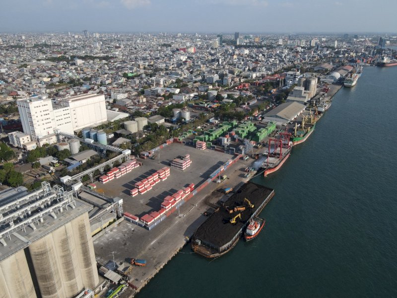Aktivitas bongkar muat barang di Pelabuhan Soekarno Hatta Makassar. @Jejakfakta/dok. Humas Pelindo 4 Makassar 
