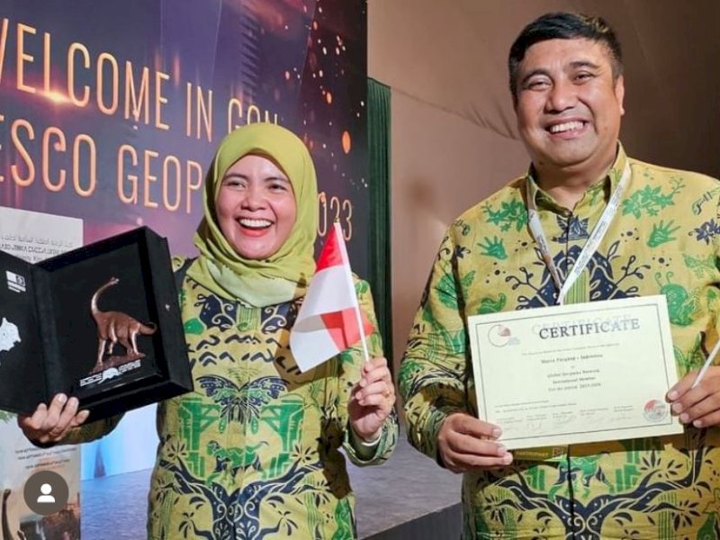 Bupati Maros HAS Chaidir Syam didampingi Wabup Hj Suhartina Bohari menerima Sertifikat Penghargaan Maros-Pangkep Geopark sebagai bagian dari UNESCO Global Geopark 2023-2026. @Jejakfakta/dok. pribadi