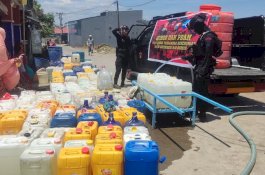 PDAM Makassar-Brimob Sulsel Kolaborasi Salurkan Air Bersih ke Masyarakat