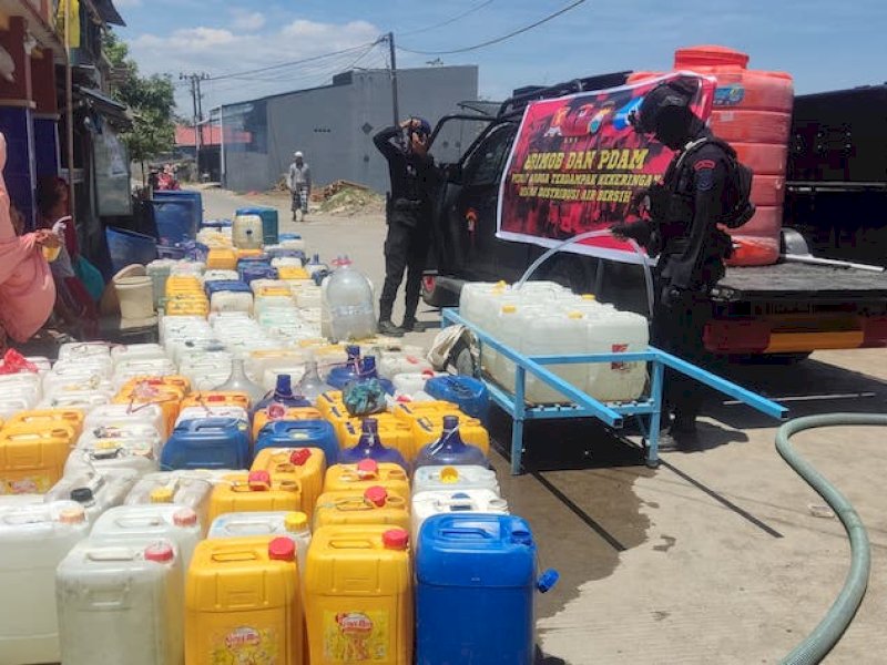 BRIMOB Polda Sulsel berkolaborasi dengan PDAM Kota Makassar dengan menurunkan Armada yang akan mengantarkan Air bersih ke daerah yang sangat terdampak tidak mendapatkan air. @Jejakfakta/dok. Istimewa