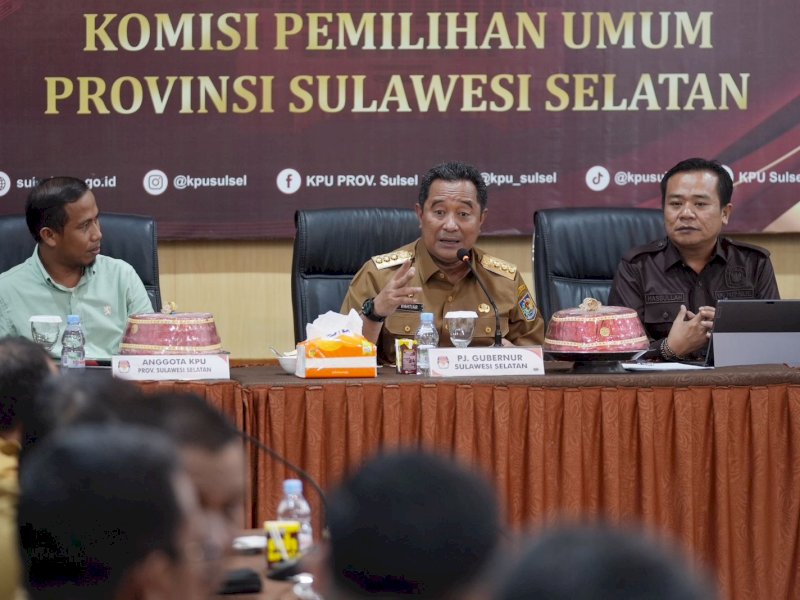Penjabat (Pj) Gubernur Sulsel Bahtiar Baharuddin saat memberikan sambutan di Kantor Komisi Pemilihan Umum (KPU) Sulsel, di Jalan AP Pettarani, Selasa (12/9/2023). @Jejakfakta/dok. Humas Pemprov Sulsel