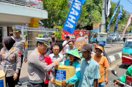 HUT ke-68 Lalu Lintas Bhayangkara, Ditlantas Polda Sulsel Bagi Sembako dan Air Bersih
