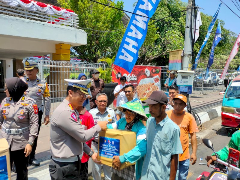 Ditlantas Polda Sulsel menggelar aksi sosial dengan membagikan ribuan paket sembako bagi masyarakat yang membutuhkan dalam rangka memperingati HUT ke 68 Lalu Lintas Bhayangkara, Rabu (13/9/2023). @Jejakfakta/dok. Atri