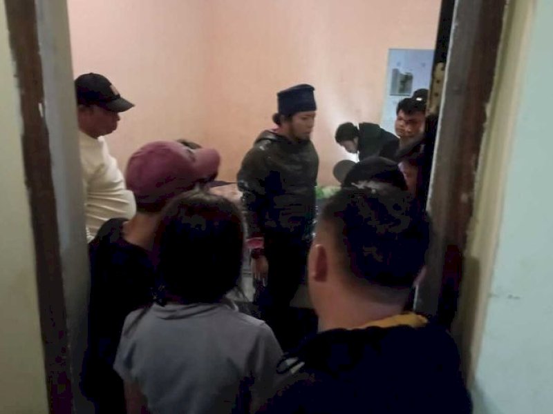 Polisi menggerebek praktik TPPO dan mengamankan mucikari prostitusi online di salah satu wisma di Jalan Pelita Raya, Kelurahan Ballaparang, Kecamatan Rappocini, Kota Makassar, Sulsel, Senin (11/9/2023). Foto: Humas Polsek Rappocini
