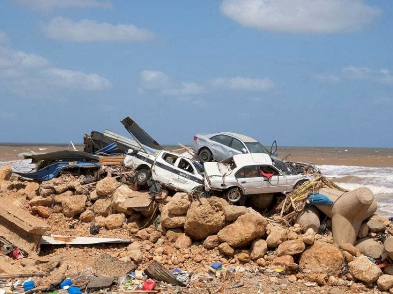 Sejumlah mobil bertumpuk dan rusak akibat terjangan banjir bandang yang melanda Libya, di Derna, Libya timur. (REUTERS/Esam Omran Al-Fetori).