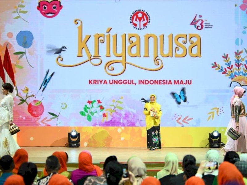 Sofha Marwah Bahtiar memakai balutan pakaian adat khas Sulsel, atasan baju bodo berwarna kuning. Tampil anggun dengan dipadukan Sarung Sutera Lagosi dari Wajo di acara Pameran Kerajinan Nusantara (Kriyanusa) Tahun 2023. @Jejakfakta/dok. Humas Pemprov Sulsel