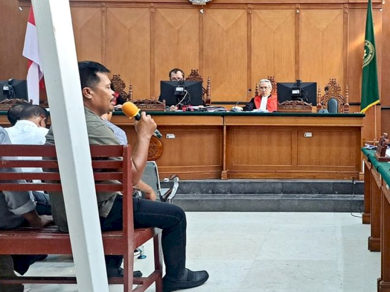 Staf PNS Pemkab Mamberamo Tengah Biro Umum Perwakilan Jakarta, Slamet saat memberikan keterangan di PN Tipikor Makassar, Sulsel, Rabu (13/9/2023)dok. (Kompas.com/Darsil Yahya M)