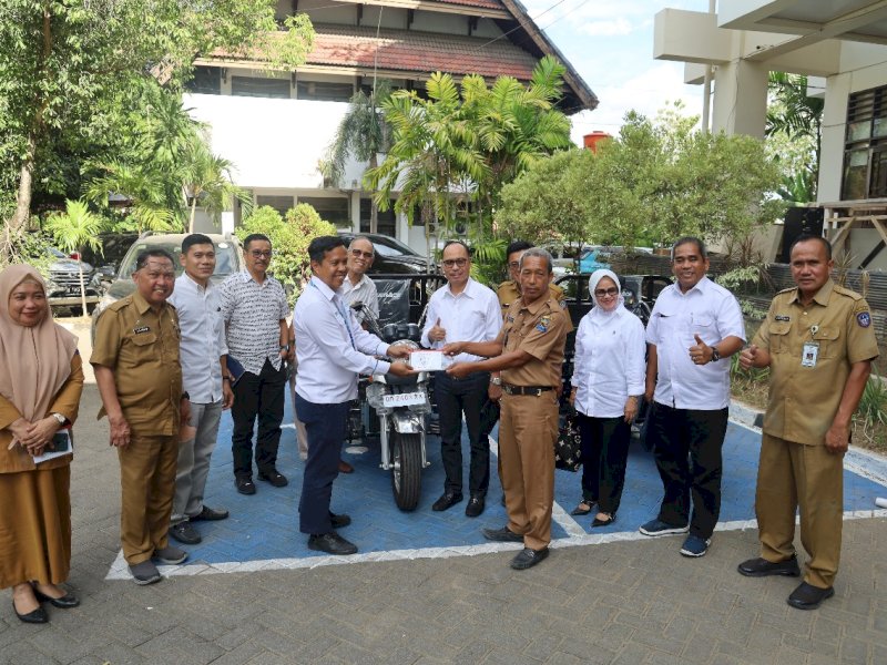 Sebanyak 2 unit motor sampah tersebut diserahkan langsung Division Head Pelayanan SDM dan Umum Pelindo Regional 4, Basri Alam bersama Ketua Forum CSR Sulsel Latunreng kepada Kepala Desa Tuju, Kecamatan Bangkala Barat Kabupaten Jeneponto, Muh. Yunus dan Pengurus Masjid 99 Kubah Makassar, Iqbal Nadjamuddin, Senin (11/9/2023). @Jejakfakta/dok. Humas Pelindo 4