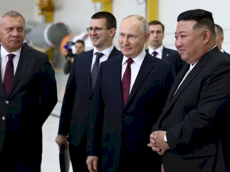 Presiden Rusia Valdimir Putin (kedua dari kanan), dan Pemimpin Korea Utara Kim jong Un saat pertemuan di wilayah Amur timur jauh, Rusia, Rabu (13/9/2023). Kim Jong Un dikenal sebagai sosok pemimpin yang mendukung perjuangan kemerdekaan Palestina dengan bantuan persenjataan ke pejuang Palestina di Gaza, Hamas.(Sputnik/Artem Geodakyan/Pool via REUTERS)