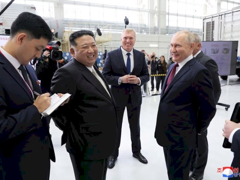 Pemimpin Korea Utara Kim Jong Un bertemu dengan Presiden Rusia Vladimir Putin di osmodrom Vostochny di Oblast Amur di Wilayah Timur Jauh, Rusia, 13 September 2023. Gambar dirilis oleh Kantor Berita Pusat Korea Utara. (KCNA melalui REUTERS).