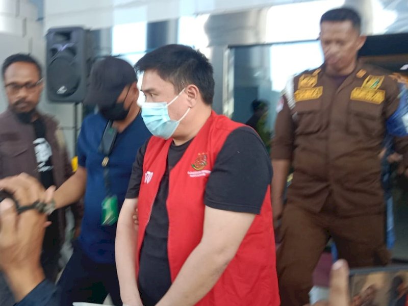 Hengky Gosal terpidana kasus penipuan senilai Rp 445 juta pada Proyek Tambang Silika di Bombana, Sulawesi Tenggara diamankan tim Kejati Sulsel. @Jejakfakta/Samsir
