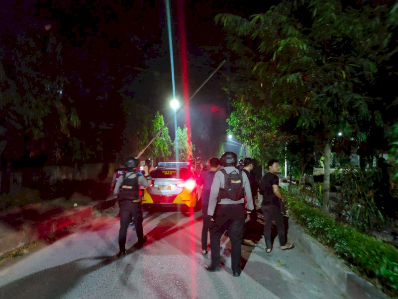 Aparat kepolisian dari Polrestabes Makassar melakukan penyisiran di kampus UNM dan mengamankan 4 mahasiswa Teknik pelaku penyerangan di FBS. @Jejakfakta/dok. Istimewa