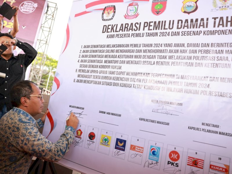 Wali Kota Makassar Moh bersama Kapolrestabes Makassar, Ketua KPU-Bawaslu dan seluruh forkopimda se-Makassar mendeklarasikan pemilu yang aman dan damai pada 2024.&nbsp;@Jejakfakta/dok Humas Pemkot Makassar