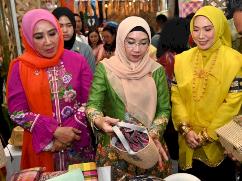 Istri Wakil Presiden RI Ma'ruf Amin, Wury Ma&rsquo;ruf Amin didampingi Pj Ketua Dekranasda Sulsel Sofha Marwah Bahtiar. @Jejakfakta/dok Humas Pemprov Sulsel