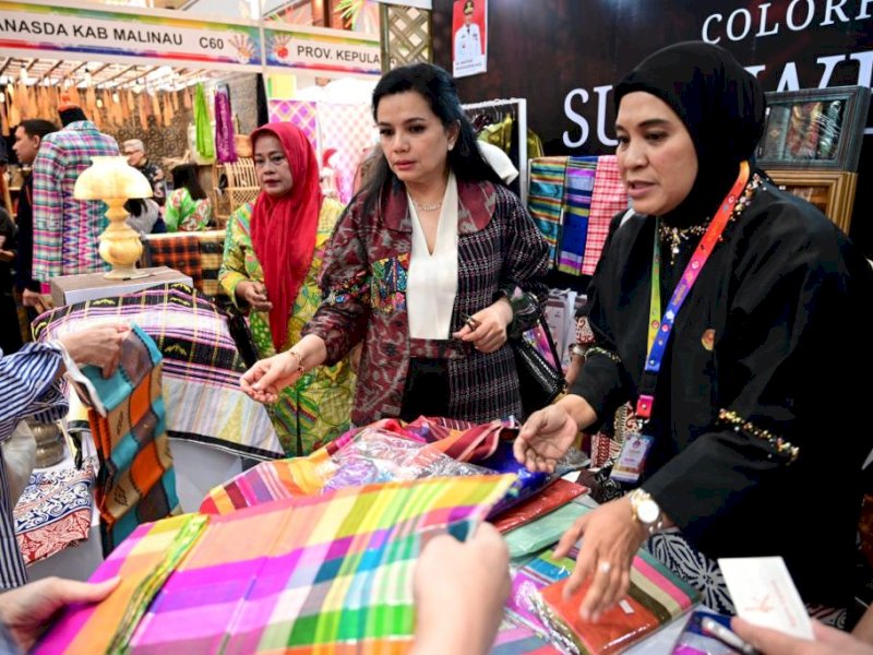 Di stand Dekranasda Sulsel, sejumlah produk dari 21 Kabupaten/Kota dipamerkan termasuk sarung sutera yang laris. @Jejakfakta/dok Humas Pemprov Sulsel
