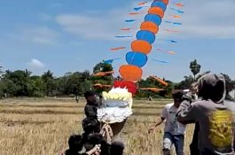 Pemuda Cenrana Bone Langitkan Layang-layang Raksasa 115 Meter, Ditarik Pakai Tali Tambang