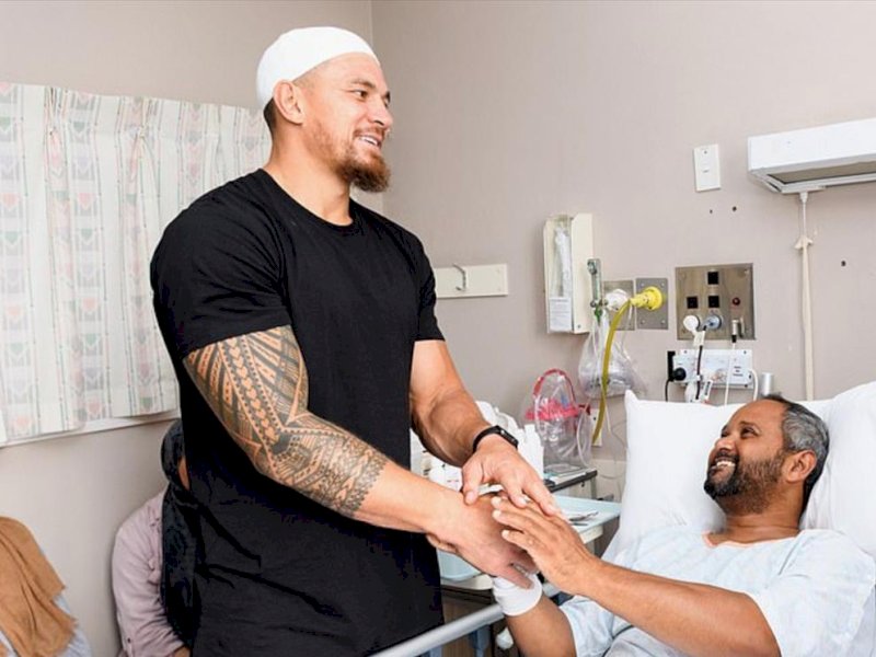 Ilustrasi: Bintang sepak bola rugbi, Sonny Bill Williams, membesuk sesama muslim bernama
Ziyaad Shah yang juga mantan warga Capetonian yang terluka dalam serangan mematikan di masjid Al Noor di Christchurch, Selandia Baru, beberapa tahub silam. (Vocfm).