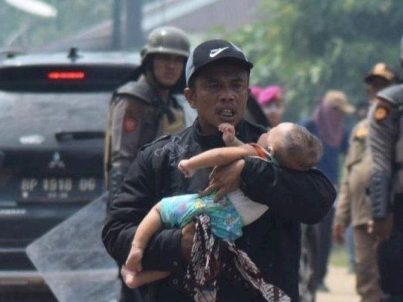 Warga dan anak-anak menjadi korban tembakan gas air mata dalam demonstrasi terkait Rempang 7 September 2023.