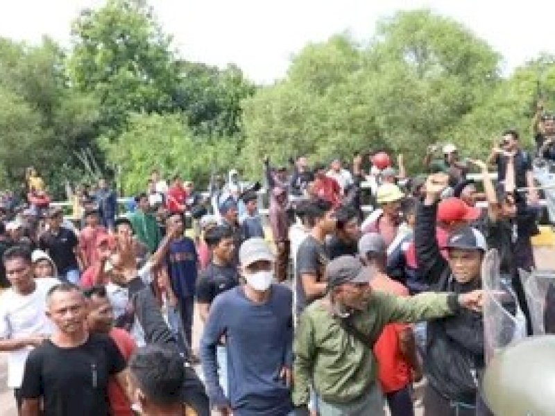 Tanggal 7 September 2023, kekerasan dilakukan aparat gabungan yang terdiri dari Kepolisian Republik Indonesia (Polri), Tentara Nasional Indonesia (TNI), Ditpam Badan Pengusahaan, dan Satuan Polisi Pamong Praja (Satpol PP) terhadap Warga Pulau Rempang terjadi di Jembatan 4 Barelang, Kota Batam, Kepulauan Riau. 
