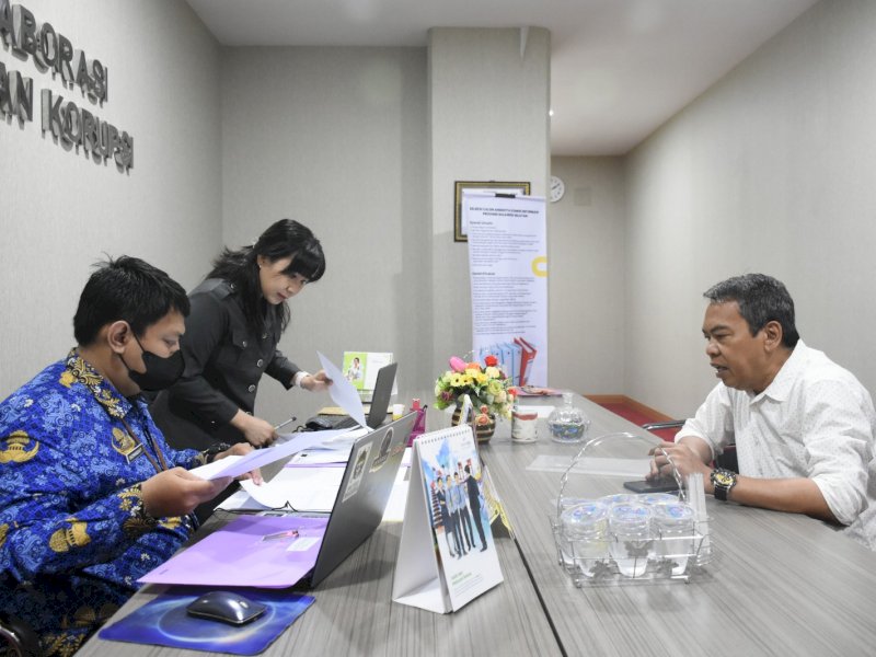 Sekretariat Tim Seleksi Calon Anggota Komisi Informasi Provinsi Sulawesi Selatan (KI Prov. Sulsel) mulai menerima kelengkapan berkas pendaftaran calon anggota KI Prov. Sulsel Periode 2023-2027 di Makassar Room Kantor Gubernur Sulsel, Senin (18/09/2023).&nbsp;@Jejakfakta/dok Humas Pemprov Sulsel