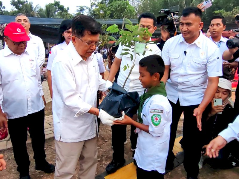 Ketua Umum PMI Jusuf Kalla melakukan penanaman pohon dalam peringatan HUT PMI ke-78, di Tangerang Volunteer Park, Kab. Tangerang, Senin (18/09/2023). @Jejakfakta/Rudi Gunawan