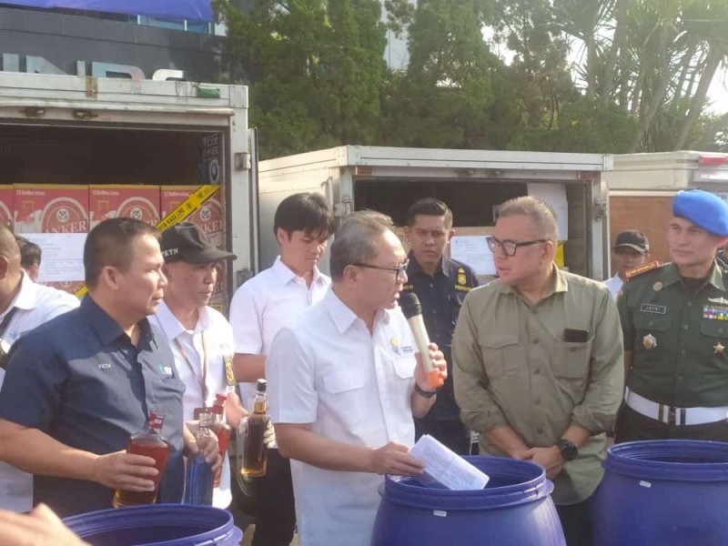Menteri Perdagangan RI Zulkifli Hasan (Zulhas) pimpin pemusnahan minuman beralkohol serta barang ilegal di Balai Pengawasan Tertib Niaga (BPTN) Makassar, Sulawesi Selatan, Senin (18/9/2023). @Jejakfakta/Samsir