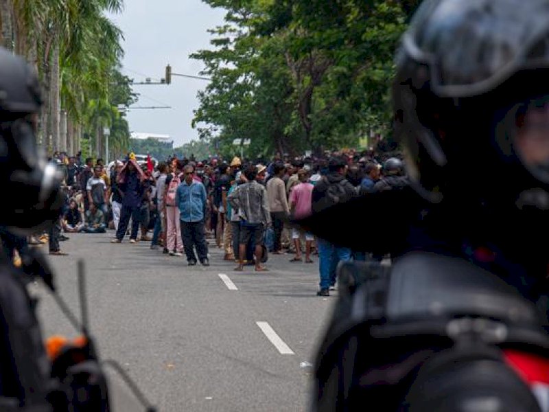 Polisi lengkap dengan peralatan anti huru hara menjaga aksi unjuk rasa warga Pulau Rempang di Kantor Badan Pengusahaan (BP) Batam, Batam, Kepulauan Riau, Senin, 11 September 2023. Aksi yang menolak rencana pemerintah merelokasi mereka tersebut berakhir ricuh. ANTARA FOTO/Teguh Prihatna